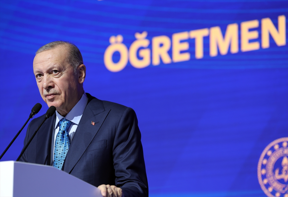 Cumhurbaşkanı Erdoğan: “Biz, eğitim-öğretim meselesini siyaset üstü tutmaya özen gösteriyoruz. Bundan sonra da bu çizgimizi muhafaza edeceğiz.”