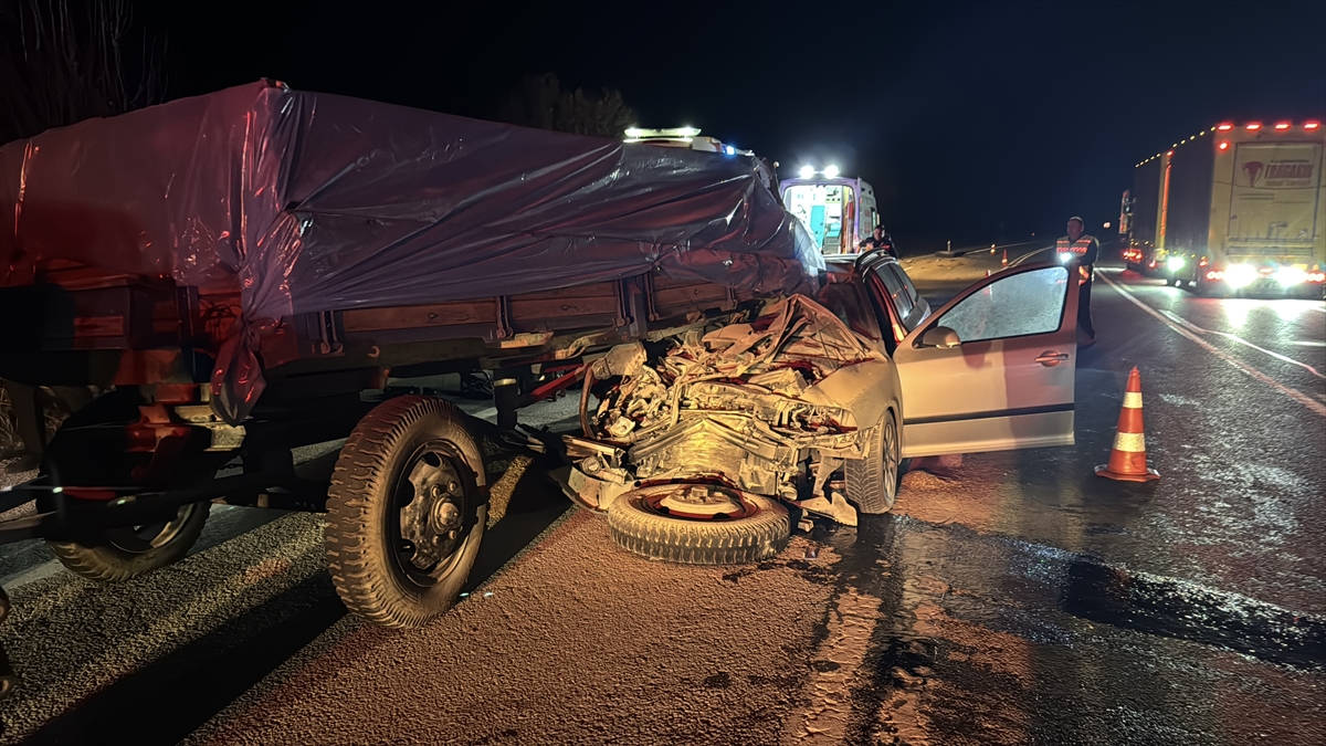 Edirne'de traktörün römorkuna çarpan otomobilde 1 kişi öldü, 1 kişi yaralandı