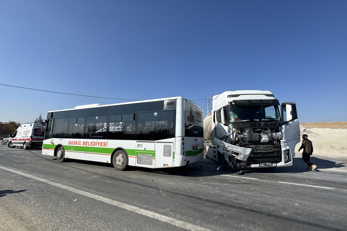 Elazığ'da halk otobüsü ile silobas dorse takılı tırın çarpışması sonucu 6 kişi yaralandı