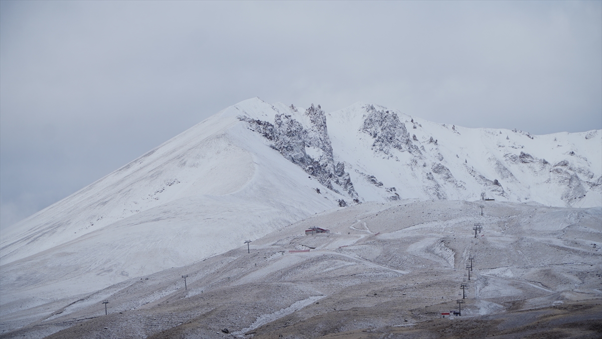 Erciyes Kayak Merkezi'ne kar yağdı