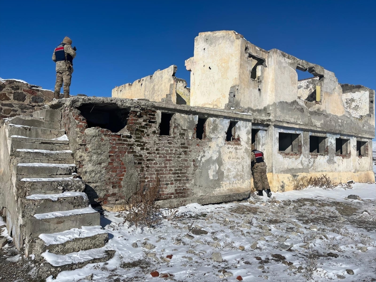 Erzurum'da karla kaplı kayalık alana saklanan 12 düzensiz göçmen yakalandı