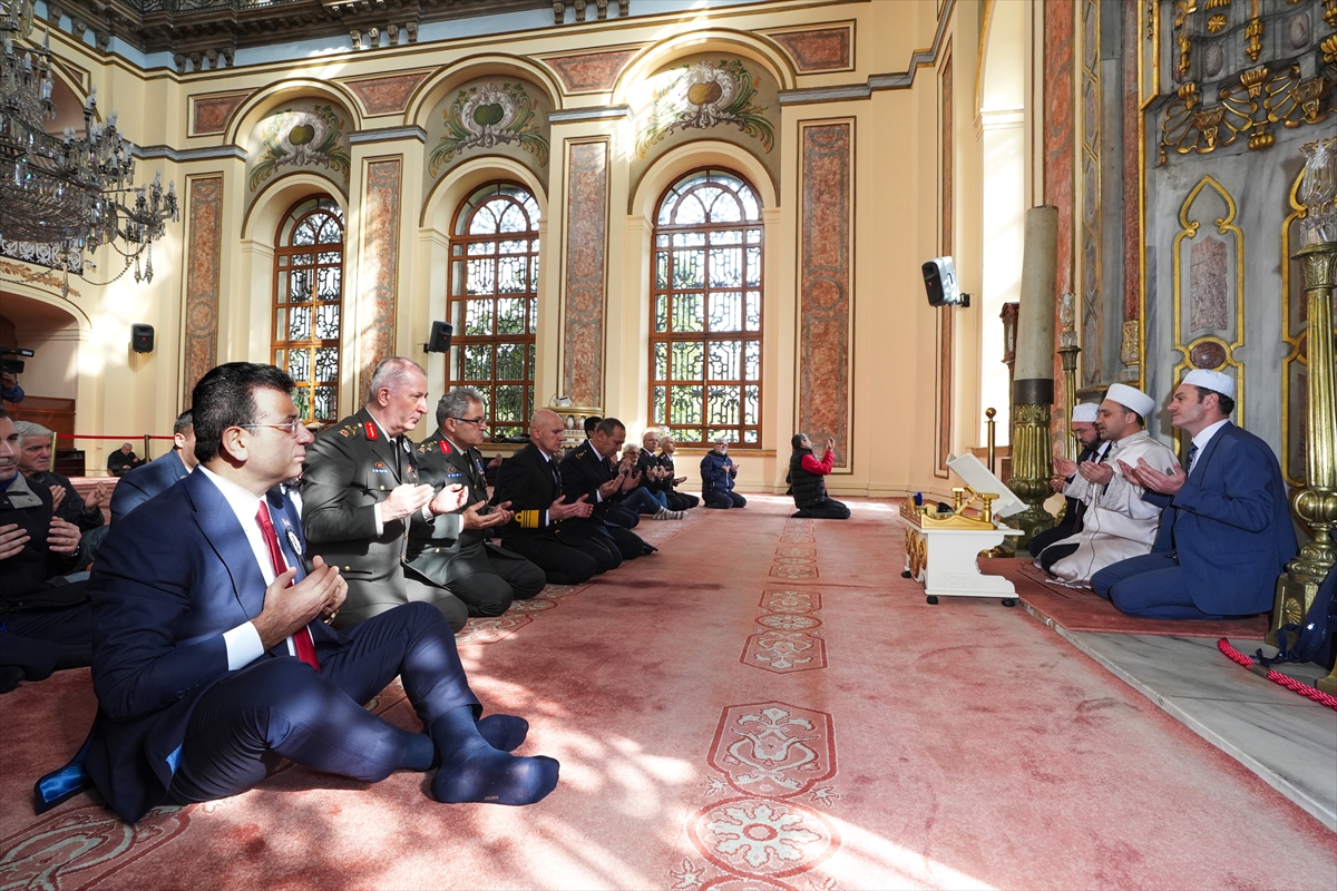 İstanbul Valisi Gül, Atatürk'ün hayata gözlerini yumduğu Dolmabahçe Sarayı'nı ziyaret etti