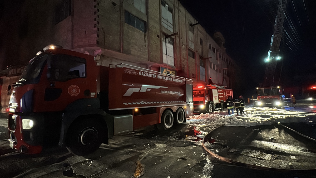 Gaziantep'te ayakkabı ve terlik imalathanesinde çıkan yangın söndürüldü