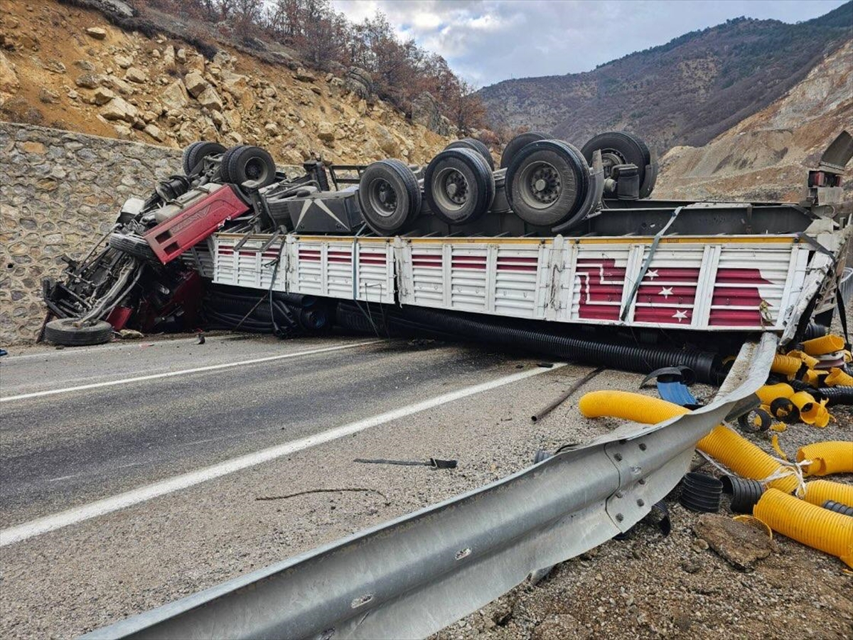 Gümüşhane'de istinat duvarına çarpan tırın sürücüsü yaralandı