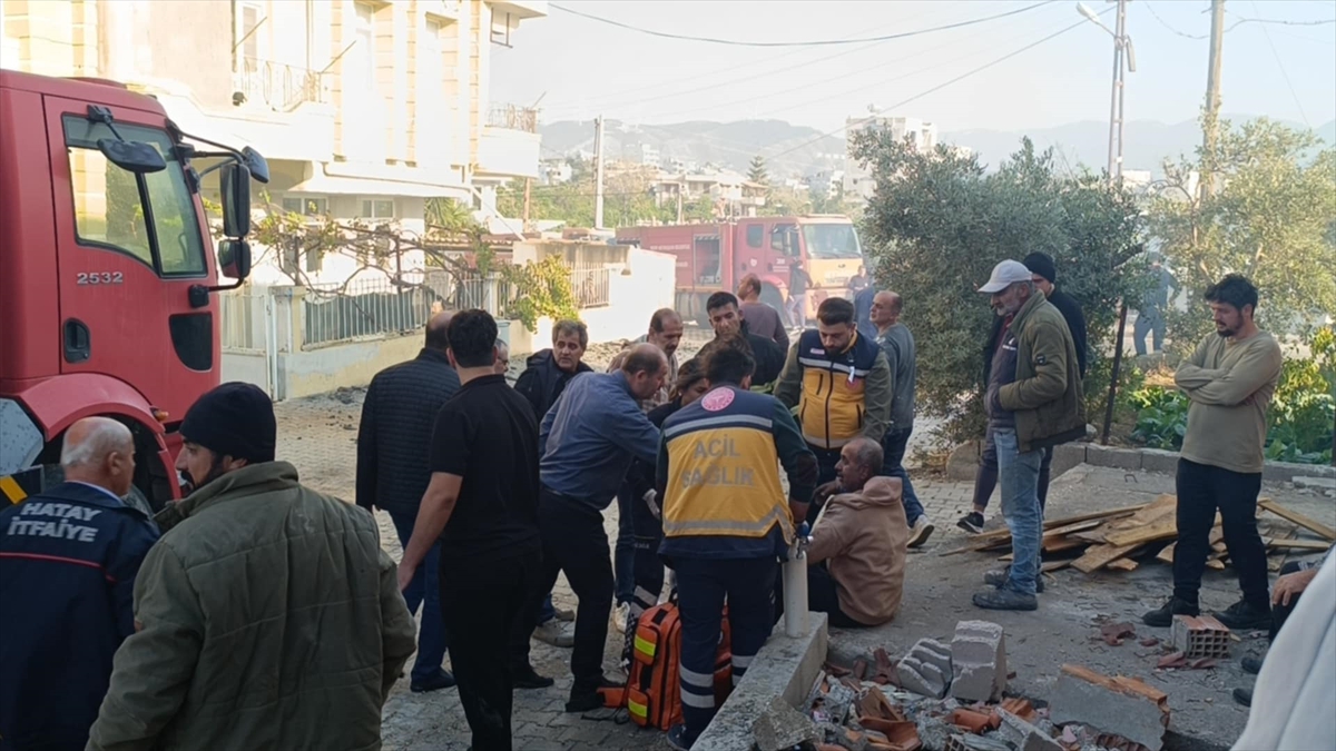 Hatay'da 3 katlı binada çıkan yangında mahsur kalan 3 kişi kurtarıldı