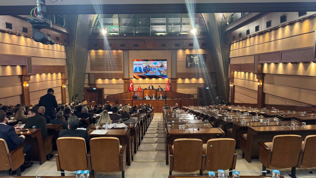 İBB Meclisinde AK Parti grubu “söz hakkı verilmediği” gerekçesiyle salonu terk etti