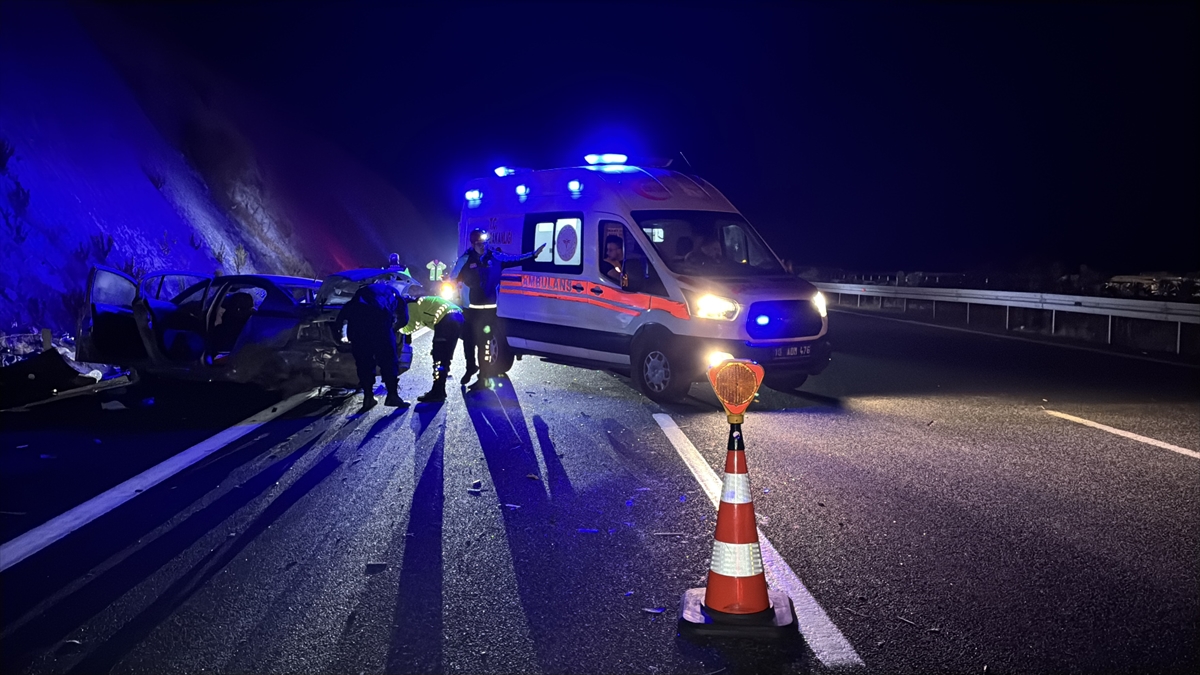 İstanbul-İzmir Otoyolu'nda 5 araç tırdan düşen tomruklara çarptı, 1 kişi öldü, 9 kişi yaralandı