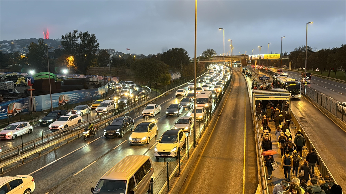 İstanbul'da akşam saatlerinde trafik yoğunluğu yüzde 90'a ulaştı