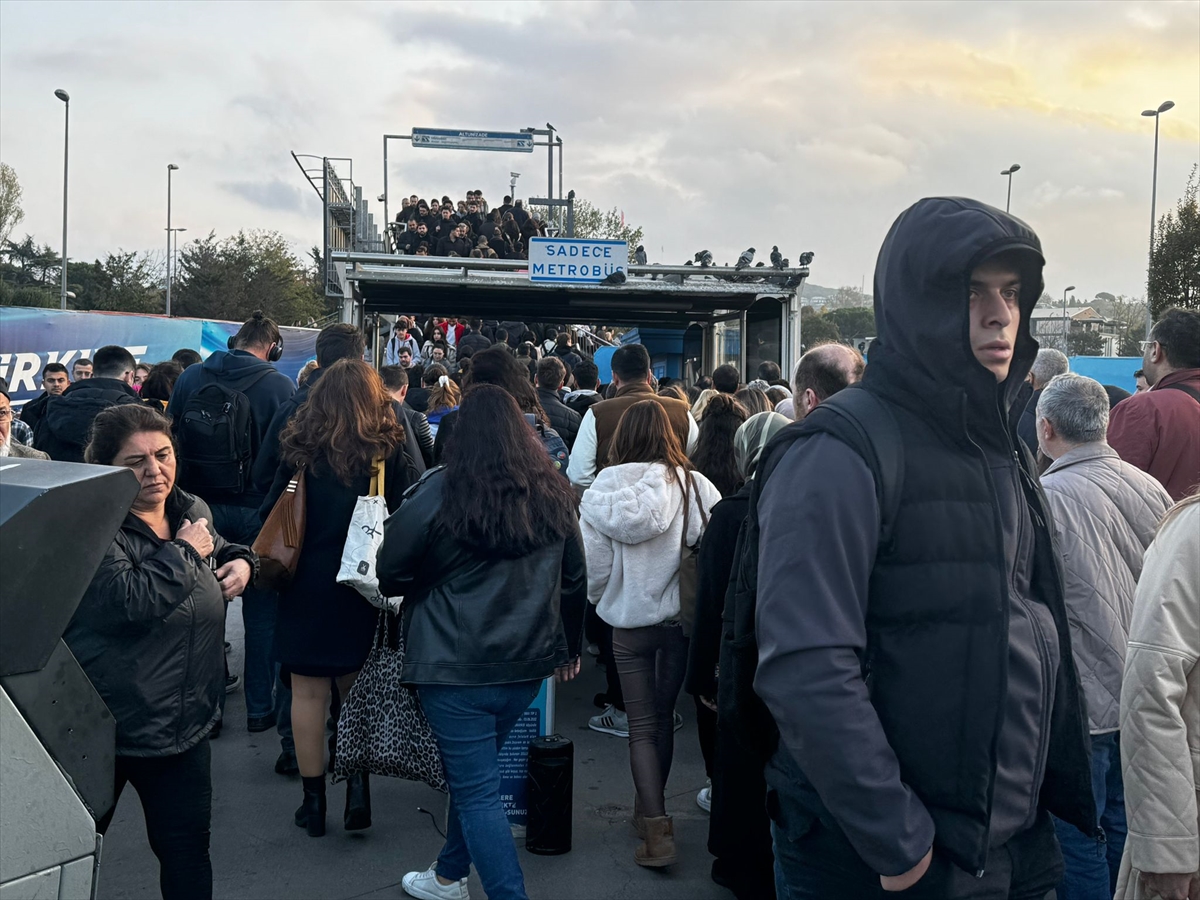 İstanbul'da bazı metrobüs duraklarında yolcu yoğunluğu