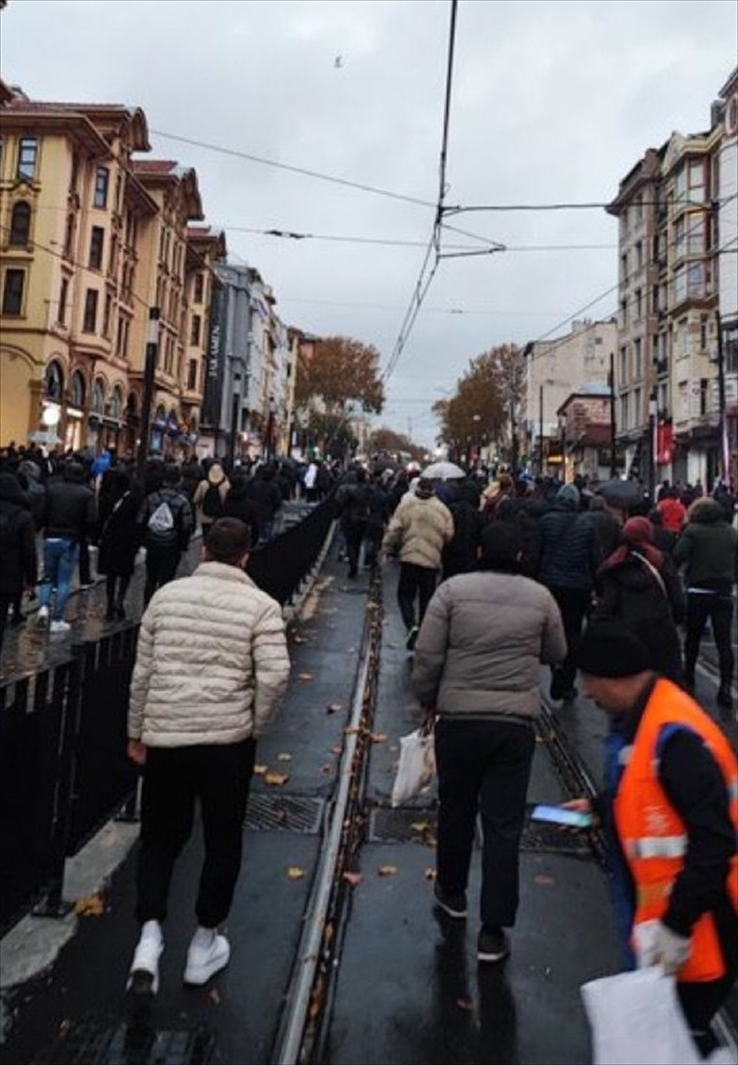 İstanbul'da tramvay arızalanınca yolcular raylarda yürümek zorunda kaldı