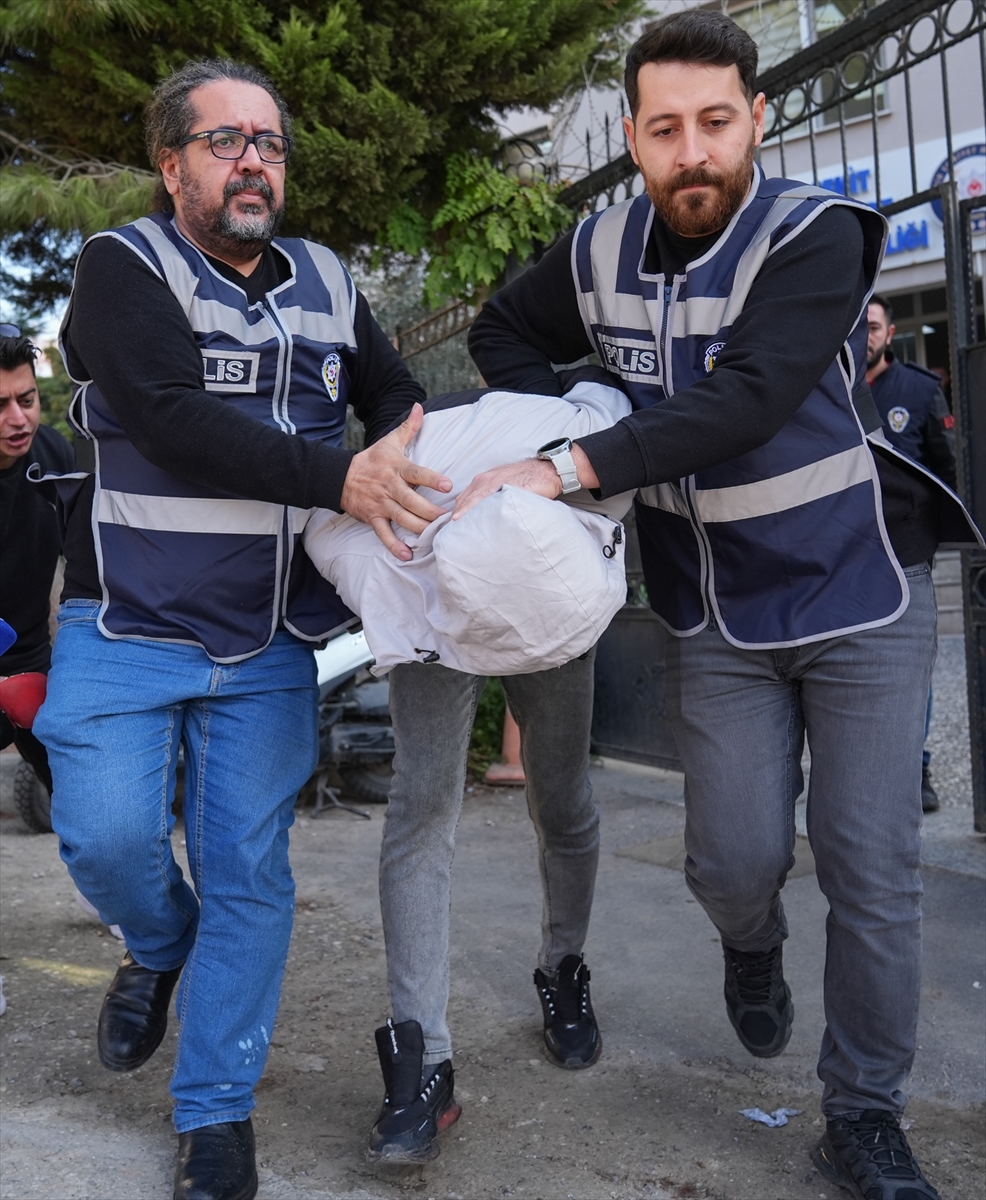 İzmir'de boşanma aşamasındaki eşini tehdit için çocuğunun boğazına bıçak dayayan baba gözaltına alındı