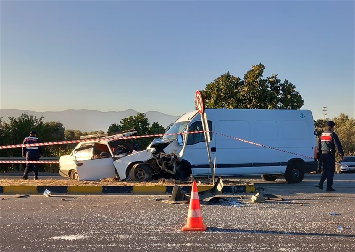 İzmir'de kamyonet ile otomobilin çarpıştığı kazada 1 kişi öldü