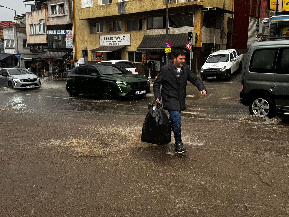 İzmir'de kuvvetli sağanak yaşamı olumsuz etkiliyor