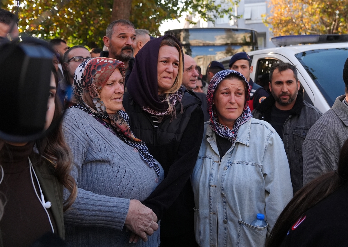 İzmir'deki yangında hayatını kaybeden 5 kardeş son yolculuklarına uğurlandı