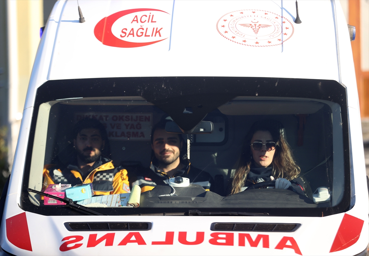 Kadın paramedik ambulans şoförü hayat kurtarmak için saniyelerle yarışıyor