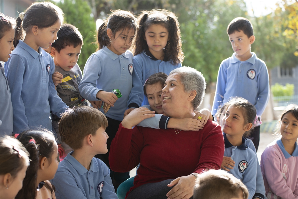 Kansere karşı verdiği savaşı kazanan Emine öğretmen öğrencilerine kavuştu