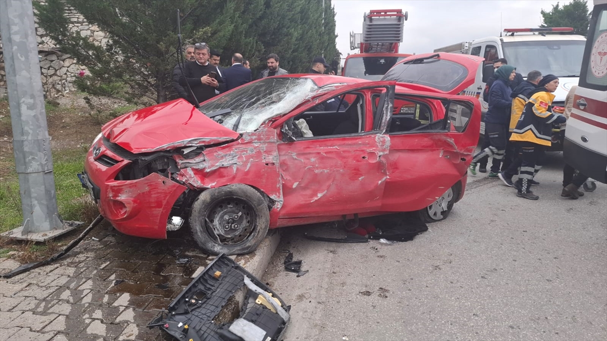 Karabük'te aydınlatma direğine çarpan otomobilde biri ağır 3 kişi yaralandı