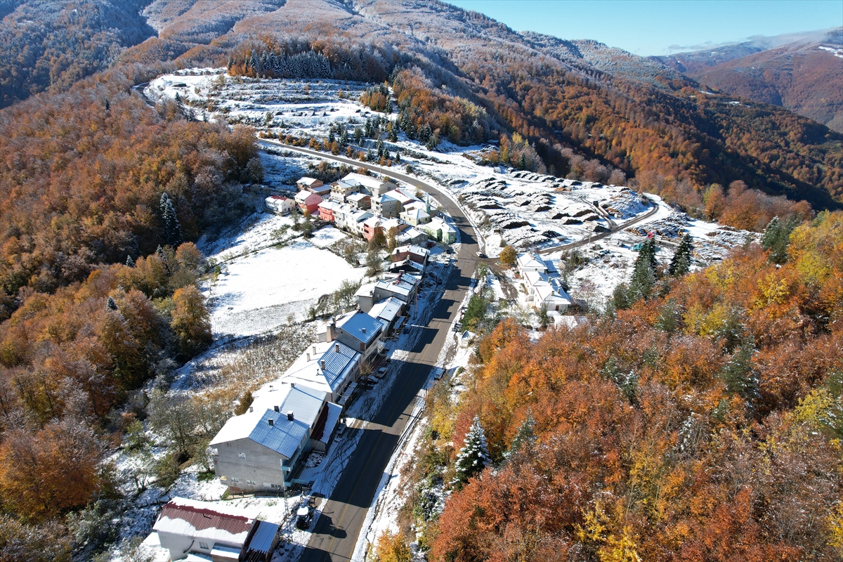 Kastamonu'da sonbaharın renklerine karın beyazı eklendi