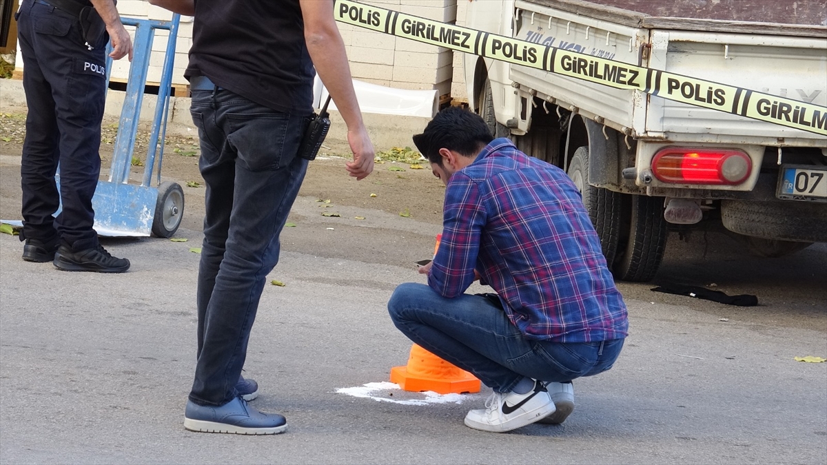 Kavgayı ayıran kişi vurularak, olay yerine giden polisler ise kazada yaralandı