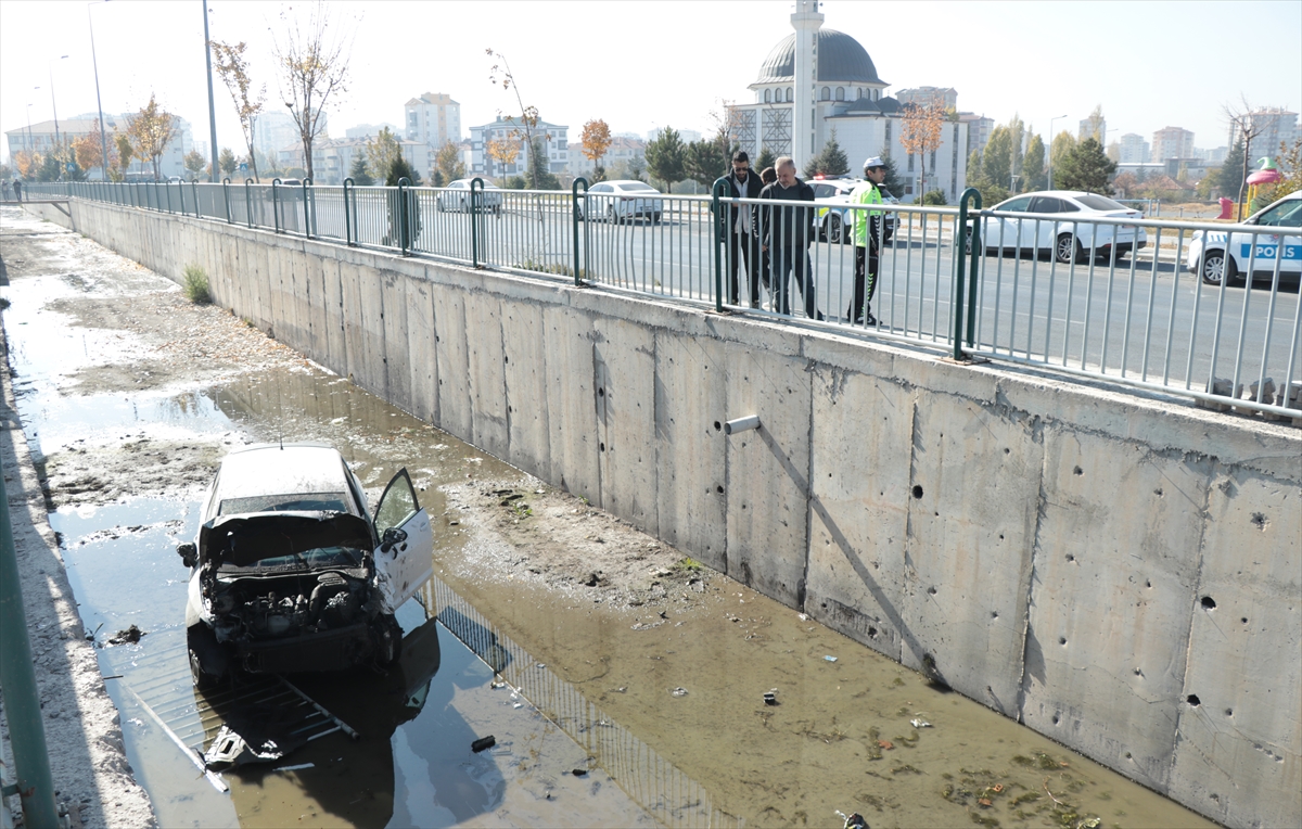 Kayseri'de nöbetten çıkan hemşire, otomobilinin kanala düşmesi sonucu yaralandı