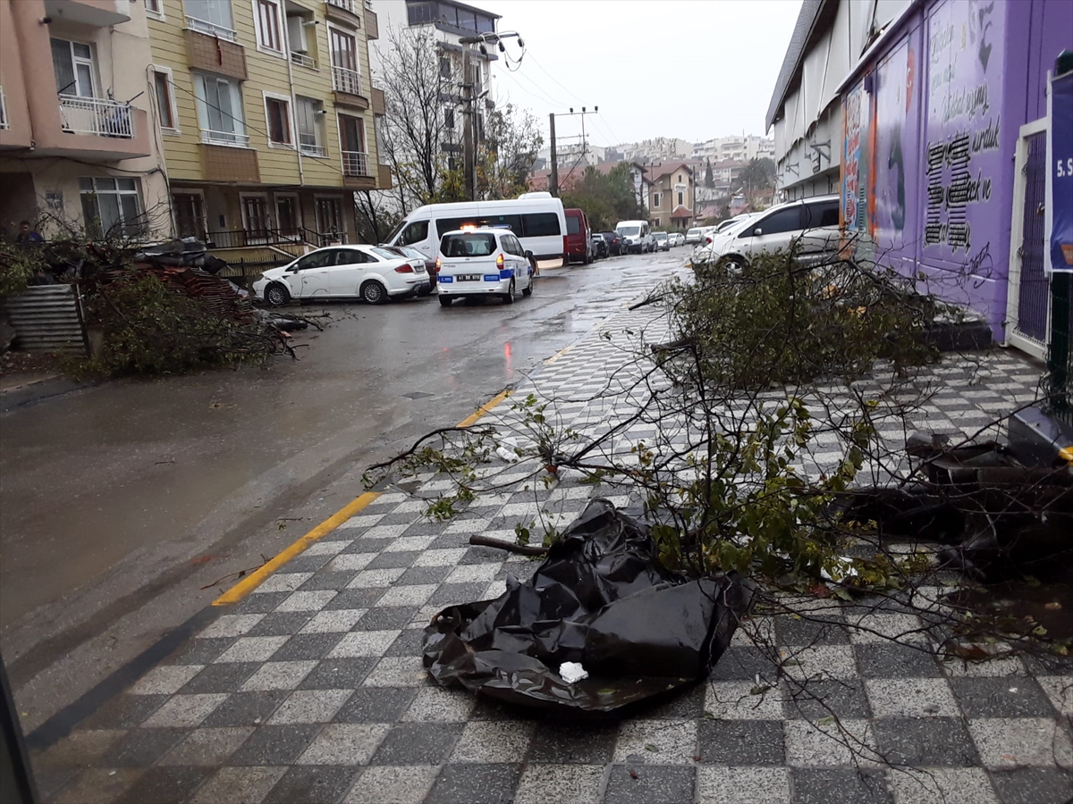 Kocaeli, Bolu ve Düzce'de sağanak ve fırtına günlük yaşamı olumsuz etkiledi