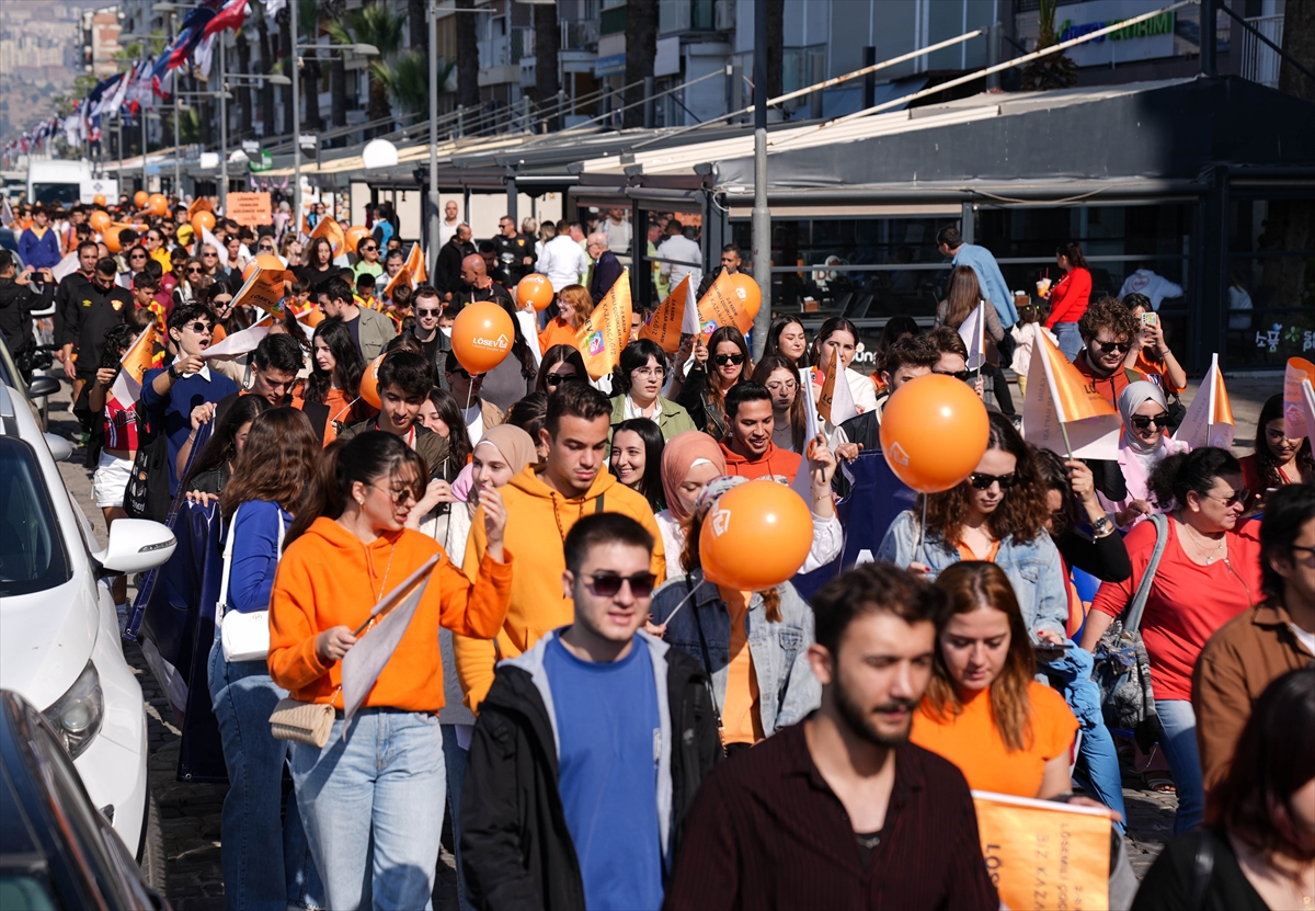 Lösemi farkındalığı kapsamında İzmir'de turuncu yürüyüş düzenlendi