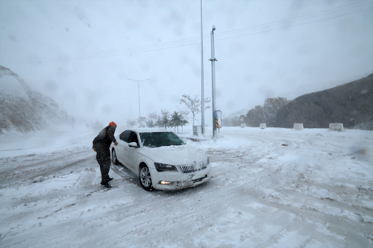 Malatya-Kayseri kara yolu yoğun kar yağışı nedeniyle ulaşıma kapandı