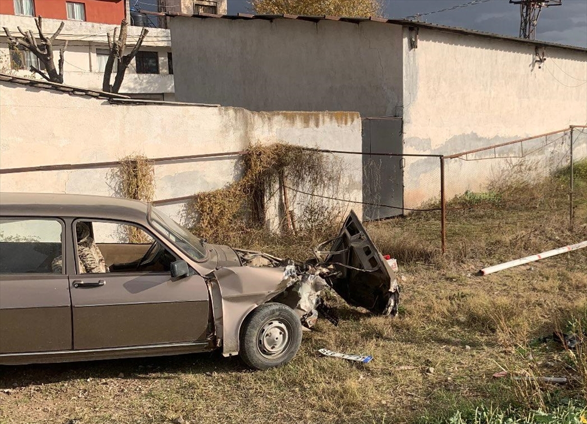 Manisa'da hemzemin geçitte trenin çarptığı otomobilin sürücüsü yaralandı