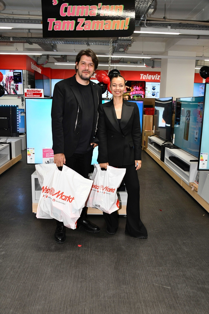 MediaMarkt'ın Şahane Cuma kampanyası “branda yırtma” etkinliğiyle başladı