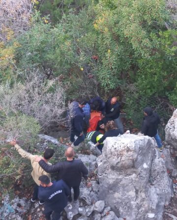 Mersin'de iterek çalıştırmayı denediği otomobili ile uçuruma düşen kişi yaralandı