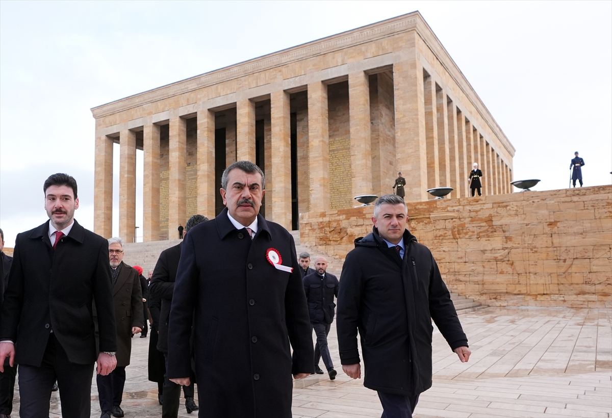 Milli Eğitim Bakanı Tekin, tüm illerden gelen öğretmenlerle Anıtkabir'i ziyaret etti