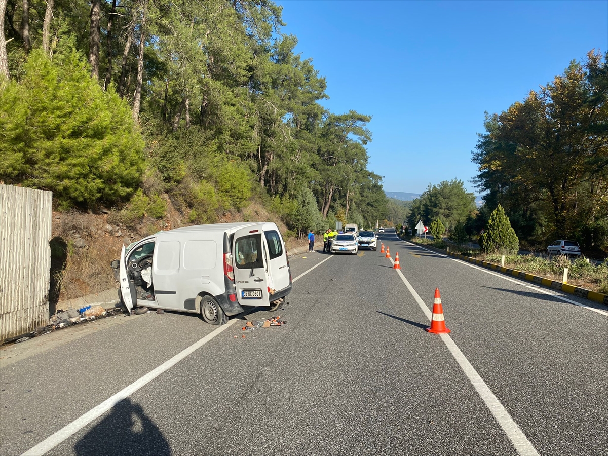 Muğla'da kamyonetin istinat duvarına çarptığı kazada 2 çocuk öldü, 1 kişi yaralandı