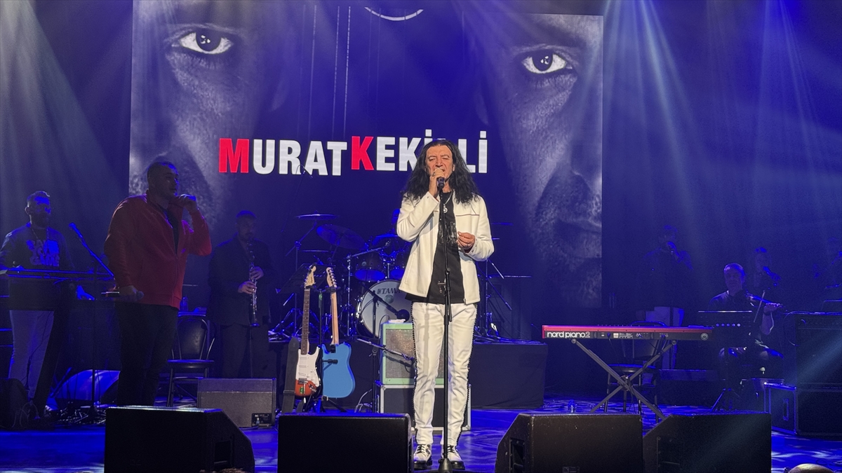 Murat Kekilli, Bostancı Gösteri Merkezi'nde konser verdi