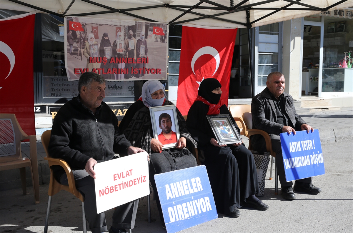 Muşlu aileler DEM Parti binası önündeki “evlat nöbeti”ni sürdürdü