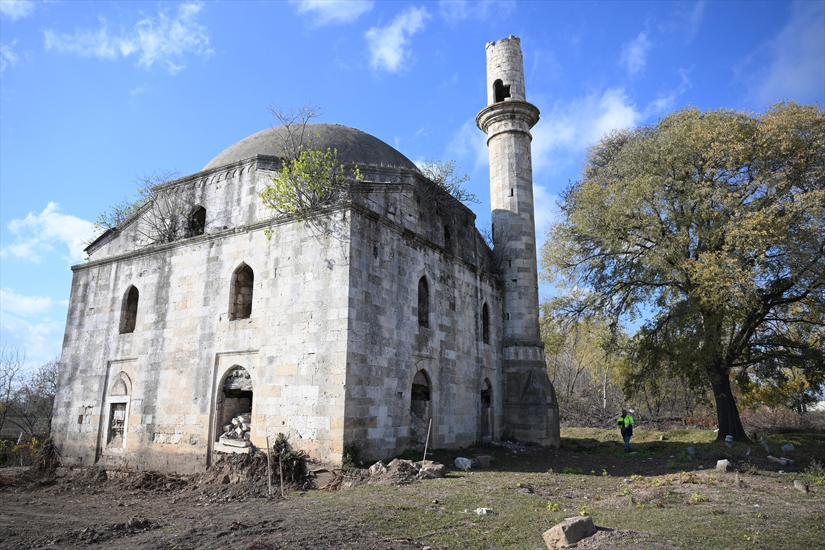 Osmanlı padişahlarının saraydan kayıkla geldikleri Tunca kenarındaki yalı camisi restore ediliyor