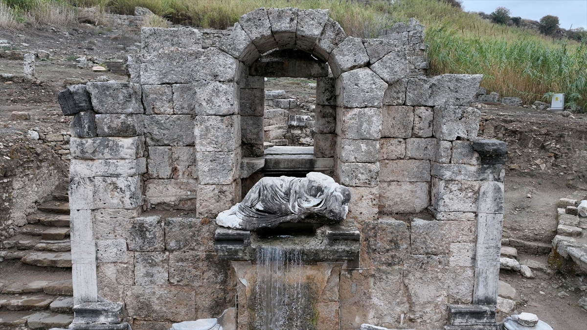 Perge'deki Antik Kestros çeşmesinden 1800 yıl sonra su akmaya başladı