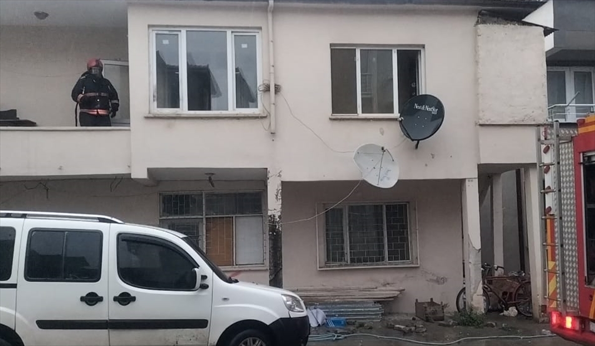 Sakarya'da evde çıkan yangında dumandan etkilenen engelli kişi hastaneye kaldırıldı