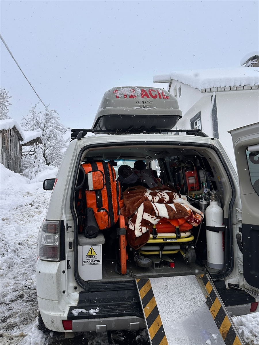 Samsun'da UMKE ekibi karla kaplı yolda 82 yaşındaki hasta için seferber oldu