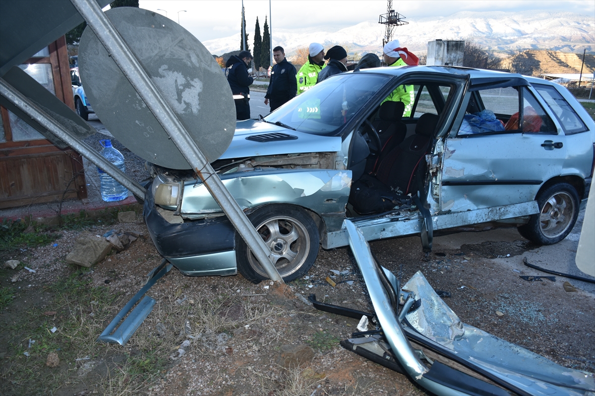 Sinop'ta iki otomobilin çarpıştığı kazada 5 kişi yaralandı