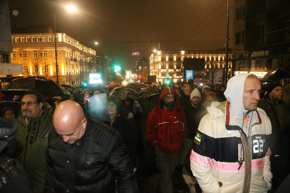 Sırbistan'da tren istasyonundaki ölümlü kazayı protesto edenler başbakanın istifasını istedi