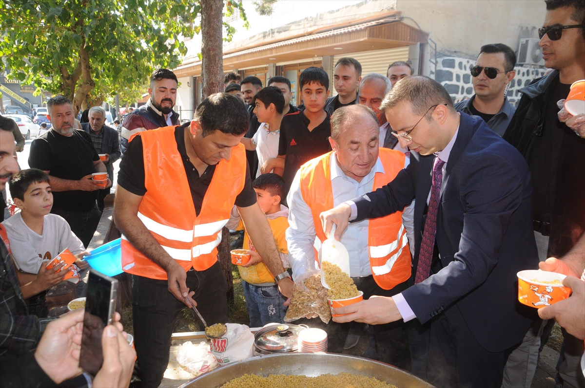 Şırnak'taki etkinlikte kazanlarda buğdayla hazırlanan yemek vatandaşlara ikram edildi