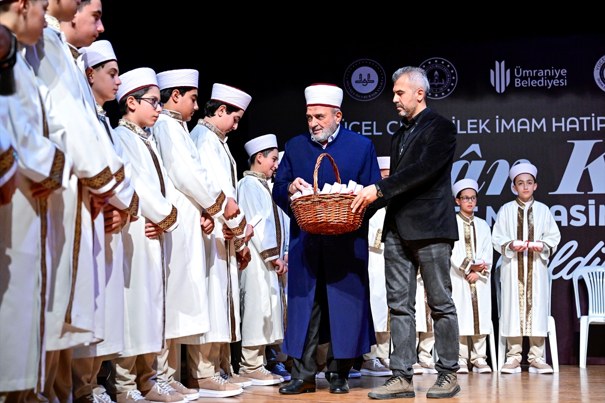 Ümraniye'de hafızlık kursunu tamamlayan 33 öğrenci icazetini aldı