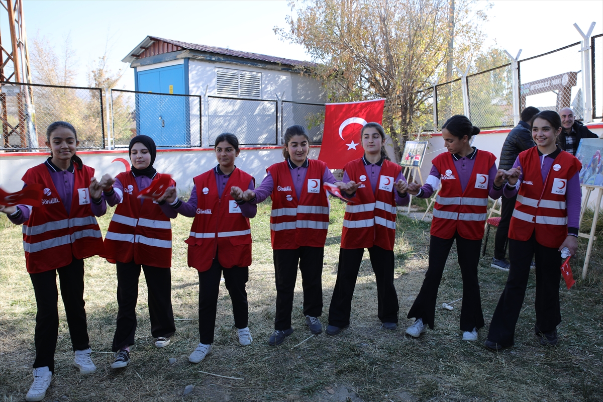 Van'da öğrenciler ve özel gereksinimli çocuklar Kızılay Haftası etkinliğinde eğlendi