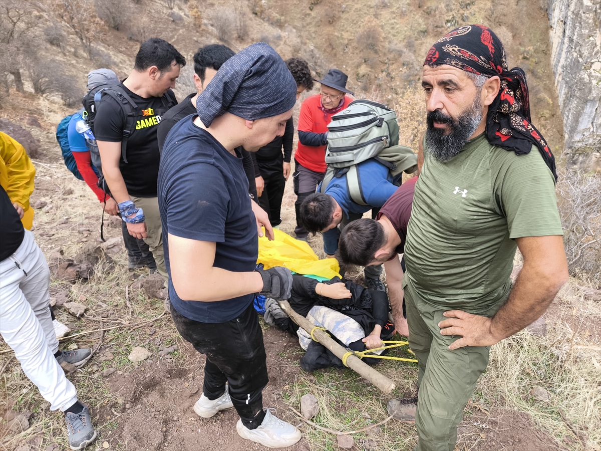 Van'da tırmanış sırasında ayağı kırılan dağcıyı arkadaşları kilometrelerce taşıyarak kurtardı