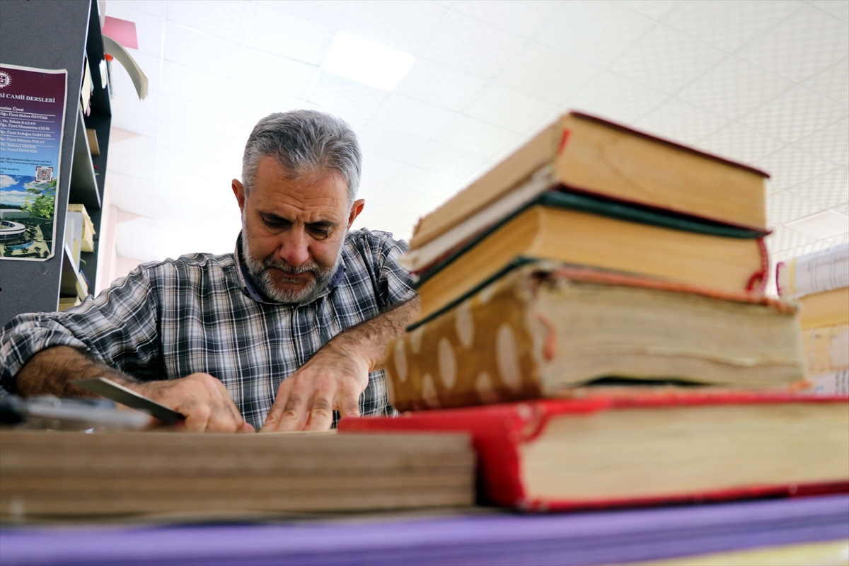 Yıpranan Kur'an-ı Kerim'leri ciltleme sanatıyla gönüllü onarıyor