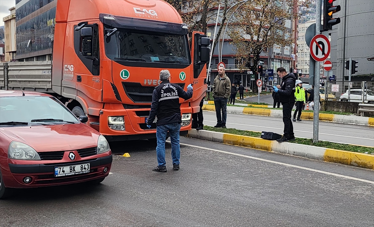 Zonguldak'ta tırın çarptığı yaya ağır yaralandı