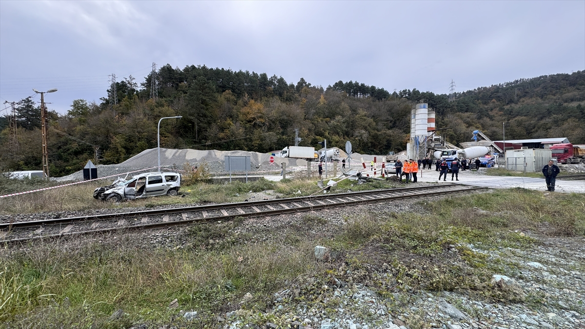 Zonguldak'ta trenin çarptığı hafif ticari araçtaki 2 kişi yaralandı