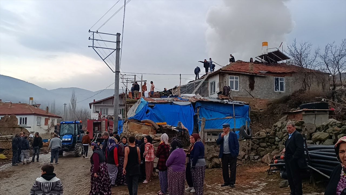 Afyonkarahisar'da iki katlı ahşap evde çıkan yangın söndürüldü