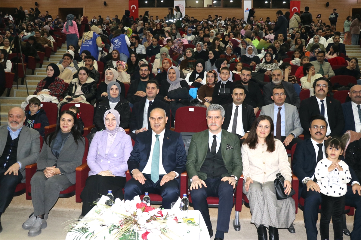 Ağrı'nın genç yetenekleri müzik yarışmasında hünerlerini gösterdi