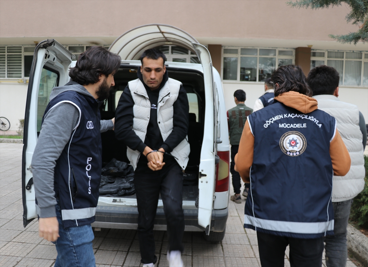 Amasya'da yol kontrolünde otomobildeki 4 düzensiz göçmen yakalandı